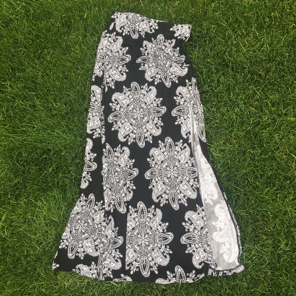 Black and White Paisley Printed Maxi Skirt